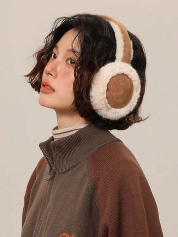 Femme de profil portant un cache oreille Camel