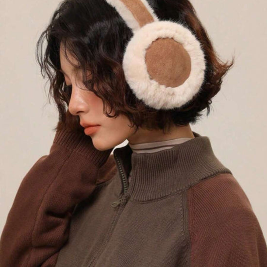 Femme de profil portant un cache oreille Camel