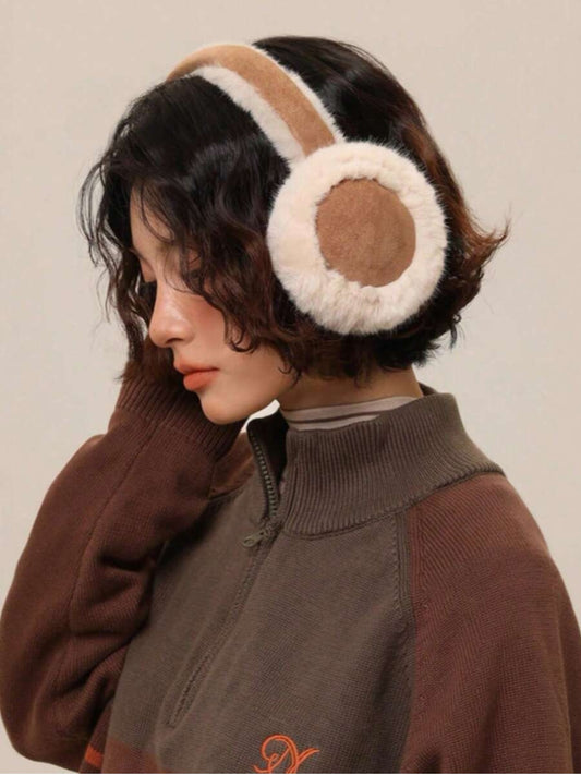 Femme de profil portant un cache oreille Camel