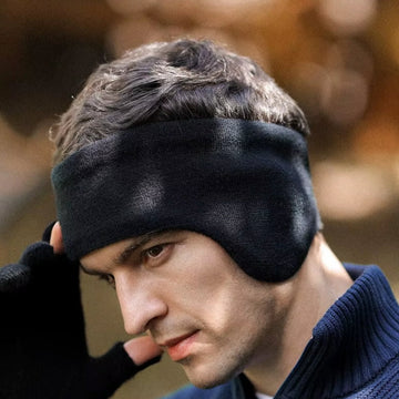 Homme portant un bandeau cache oreille hiver noir