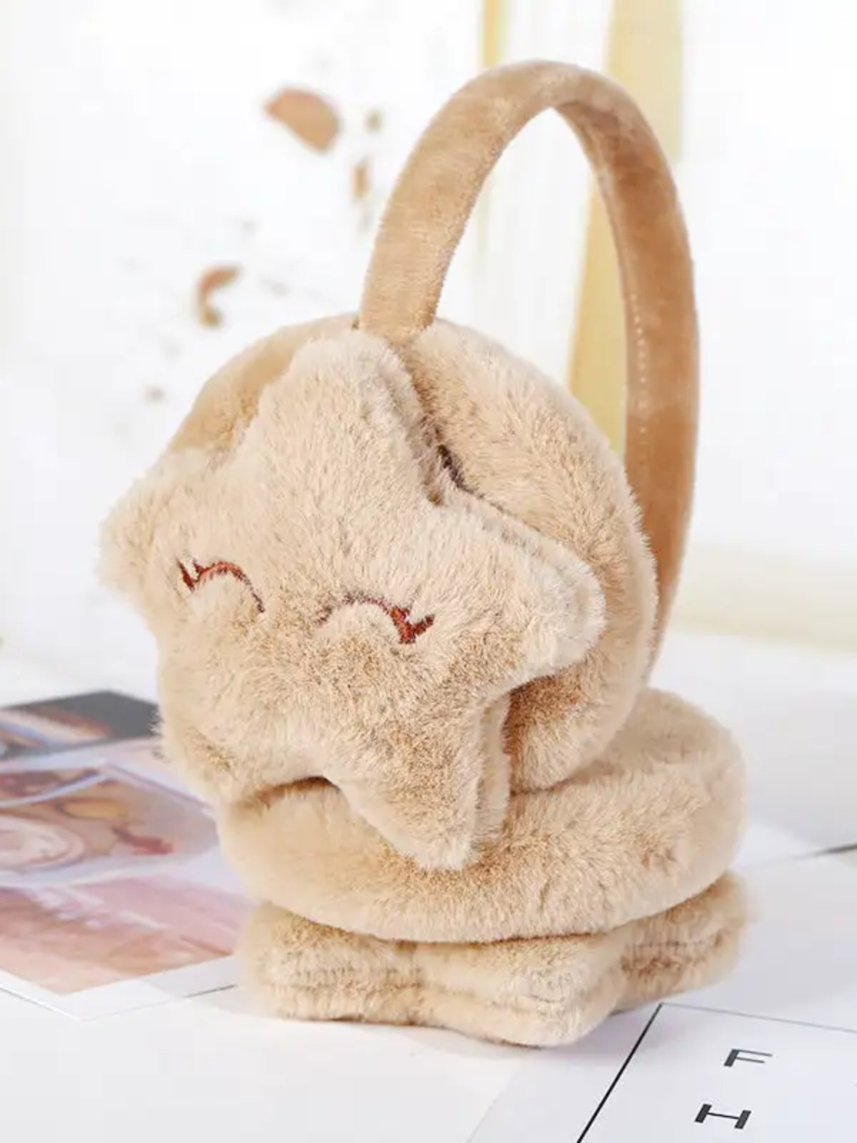 Cache oreille fille avec un design d'étoile marron