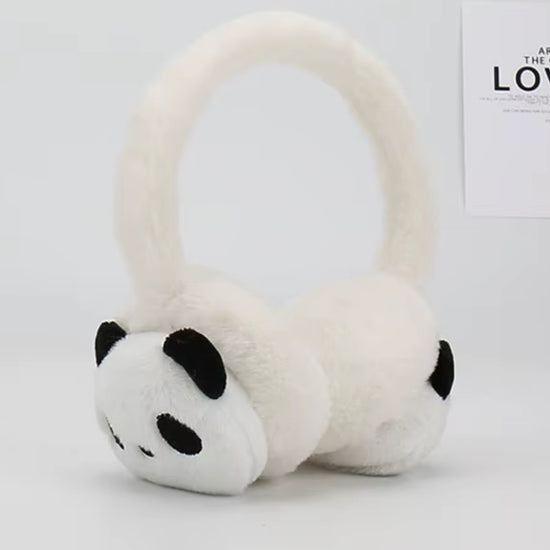 Cache oreille garçon blanc avec un design de panda