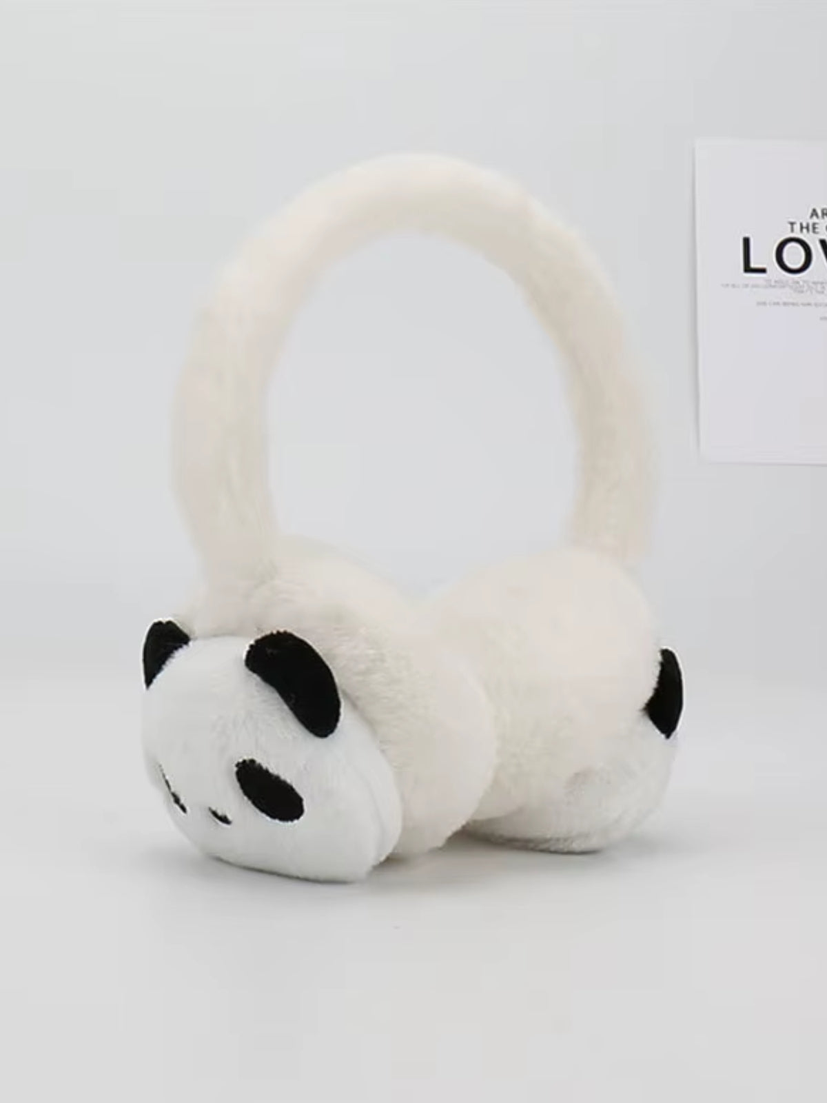 Cache oreille garçon blanc avec un design de panda