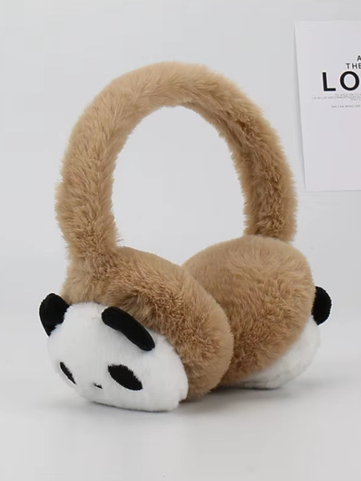 Cache oreille garçon marron avec un design de panda