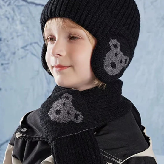 Garçon portant un bonnet cache oreille enfant avec écharpe noir