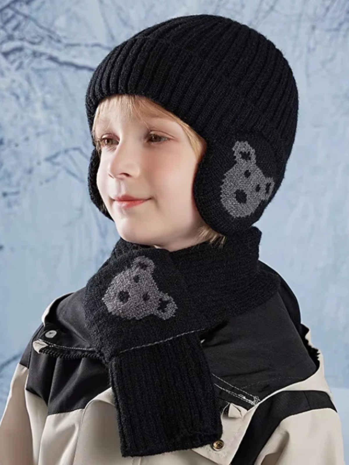 Garçon portant un bonnet cache oreille enfant avec écharpe noir
