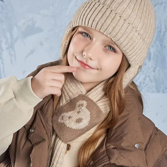 Fille portant un bonnet cache oreille enfant avec écharpe beige