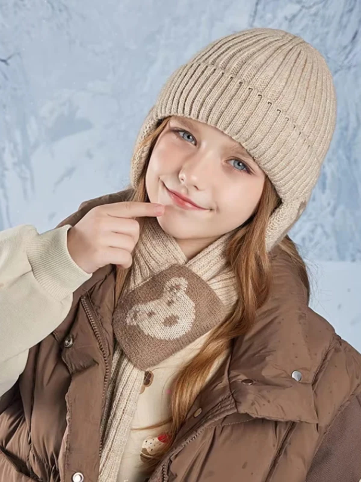 Fille portant un bonnet cache oreille enfant avec écharpe beige