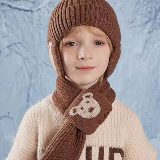 Garçon portant un bonnet cache oreille enfant avec écharpe marron