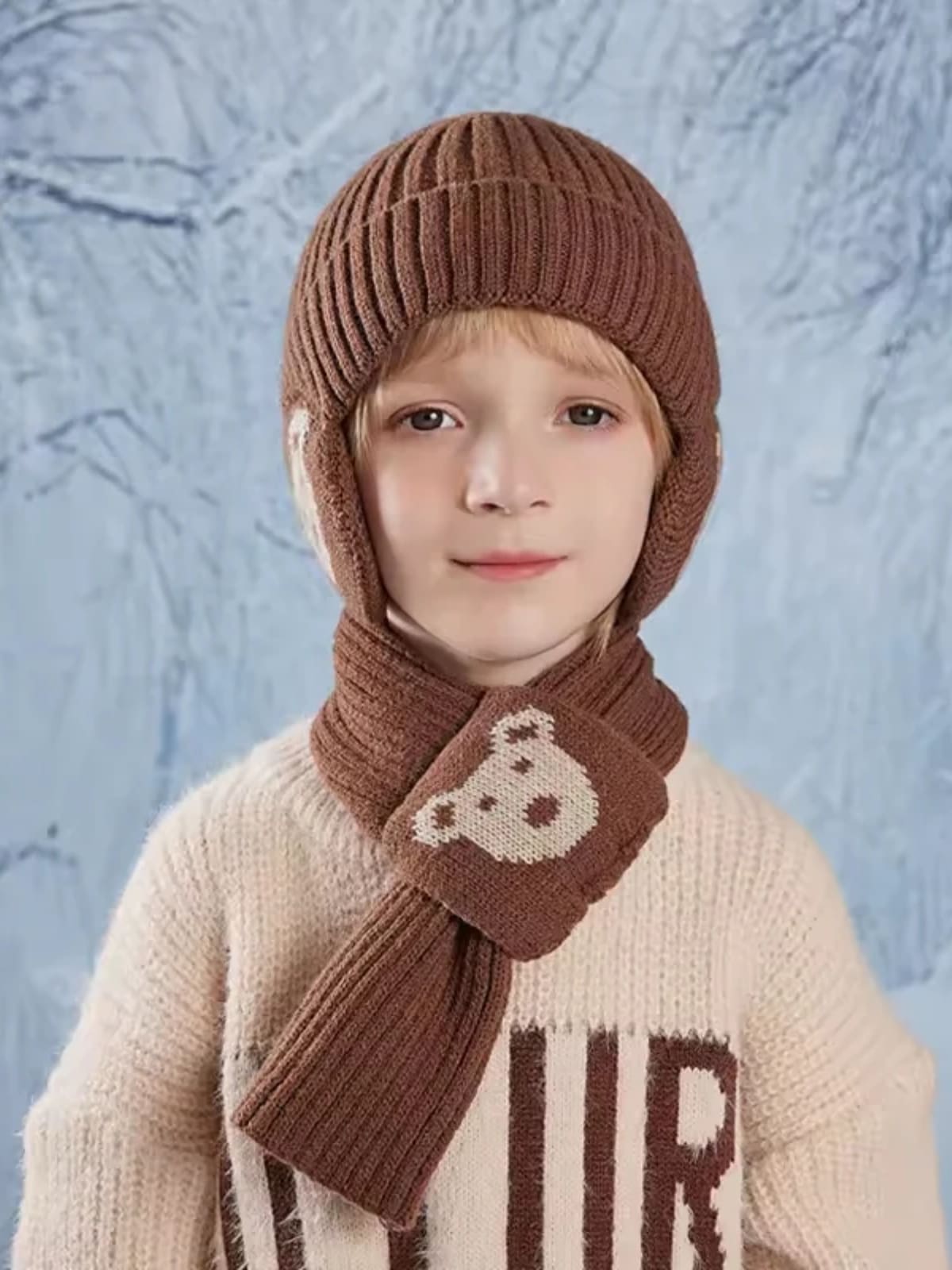 Garçon portant un bonnet cache oreille enfant avec écharpe marron