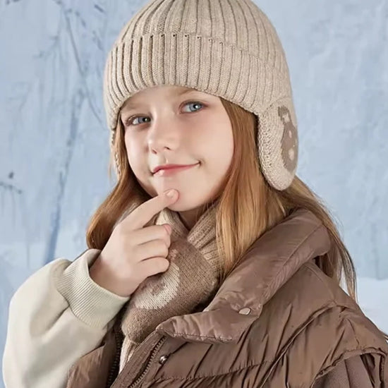 Fille portant un bonnet cache oreille enfant avec écharpe beige