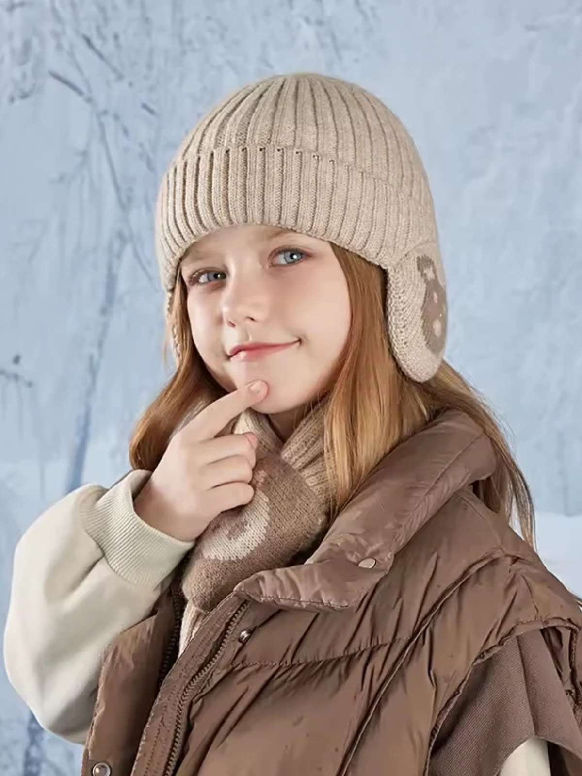 Fille portant un bonnet cache oreille enfant avec écharpe beige