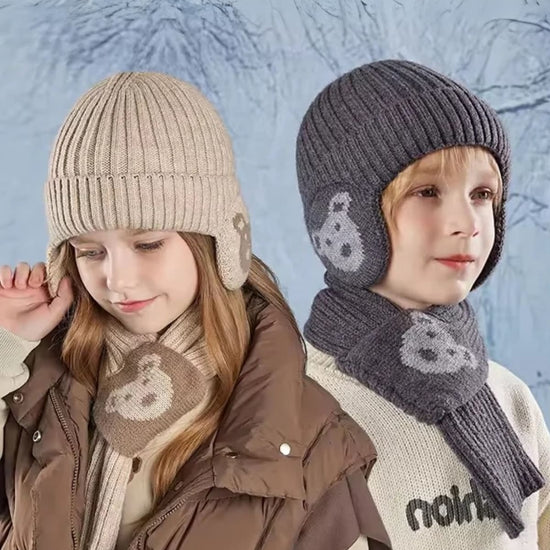 Enfant portant un bonnet cache oreille enfant avec écharpe beige et gris foncé