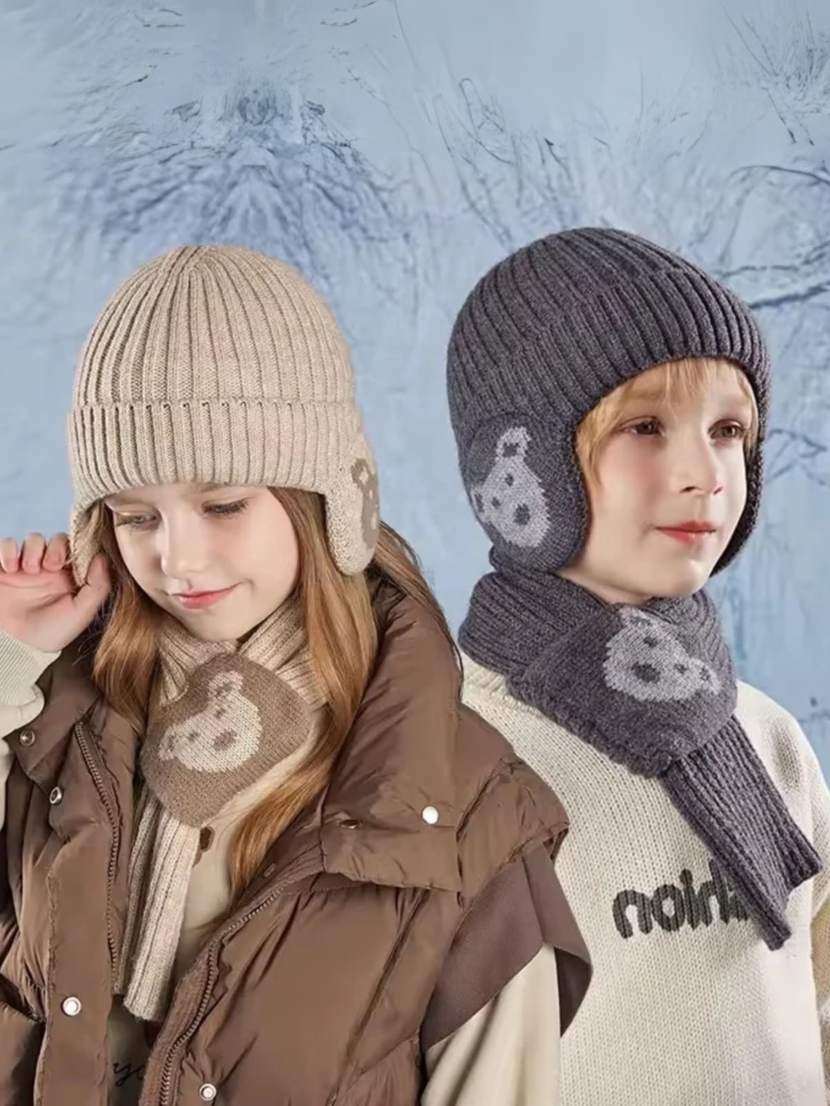 Enfant portant un bonnet cache oreille enfant avec écharpe beige et gris foncé