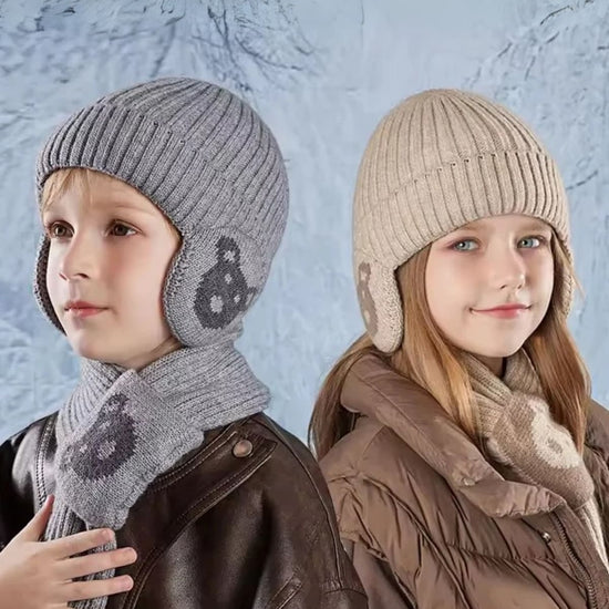 Enfant de profil portant un bonnet cache oreille enfant avec écharpe gris et beige