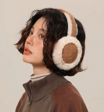 Femme de profil portant un cache oreille Camel