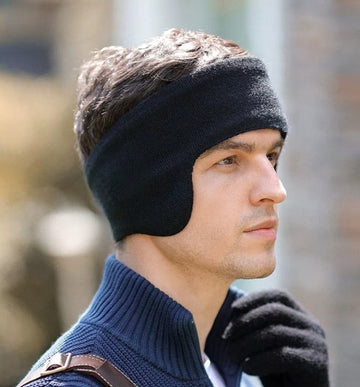 Homme portant un bandeau cache oreille noir pour l'hiver